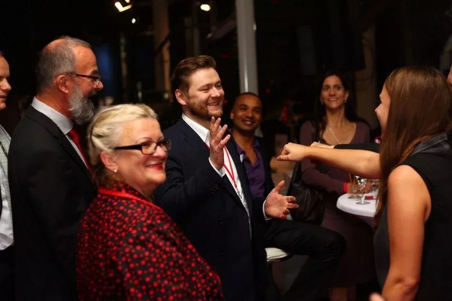 mentalist-ideen-unterhaltung-firmenevent-walking-act